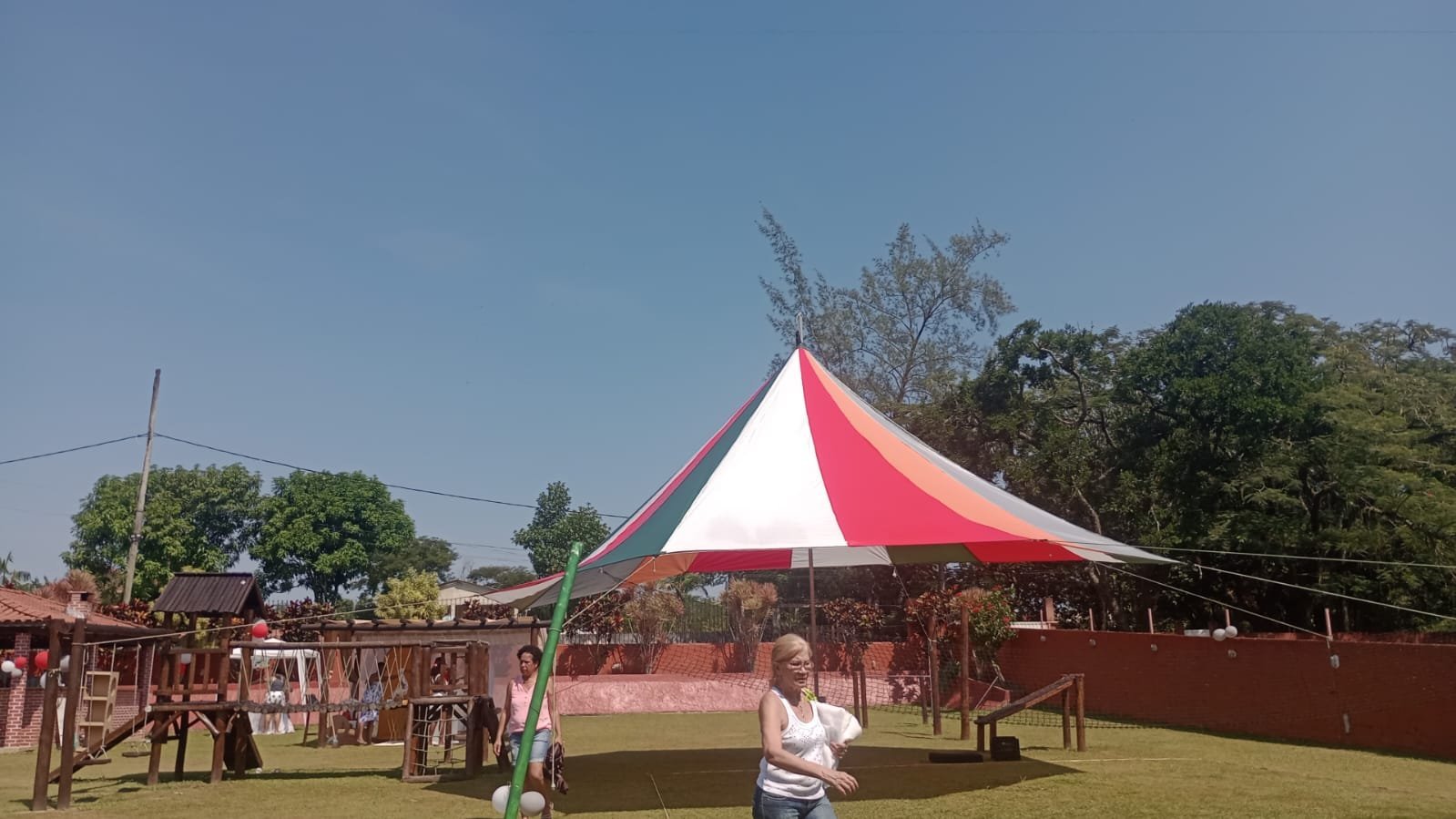 Tenda chapéu de bruxa rosa e branca em festa ao ar livre