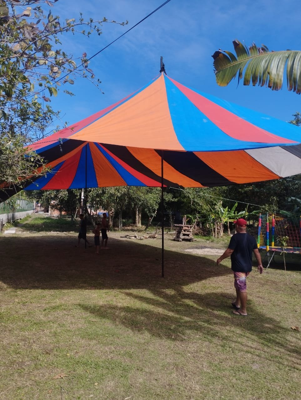 Tenda colorida montada para festa ao ar livre