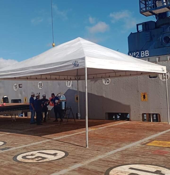 Tenda piramidal branca montada em evento corporativo